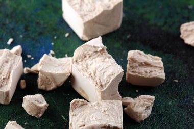 Kuru maya parçalandı ve masayı pişirmek için maya bloğu yapıldı.