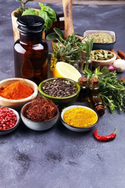 Baharatlar ve otlar masada. Sofrada yemek ve mutfak malzemeleri