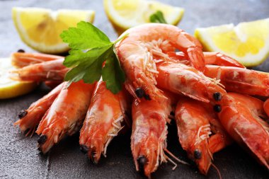 Çiğ taze karides Langostino Austral. Limonlu ve baharatlı karides.