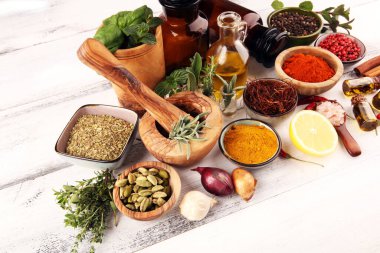 Baharatlar ve otlar masada. Sofrada yemek ve mutfak malzemeleri
