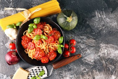 Lezzetli iştah açıcı klasik İtalyan spagettisi domates soslu makarna, peynirli parmesan ve malzemeli fesleğen.