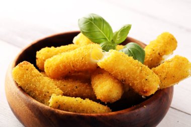 Masada fesleğenli peynirli mozzarella peyniri.