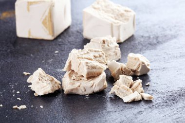 Kuru maya parçalandı ve masayı pişirmek için maya bloğu yapıldı.