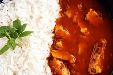 Tavuk tikka masala baharatlı körili et yemeği pilav ve naan ekmeği. Tavuk ve körili Hint yemeği.