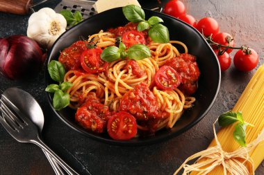 Lezzetli iştah açıcı klasik İtalyan spagettisi domates soslu makarna, peynirli parmesan ve malzemeli fesleğen.