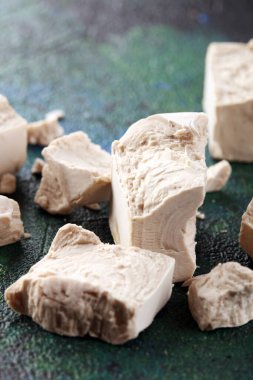 Kuru maya parçalandı ve masayı pişirmek için maya bloğu yapıldı.