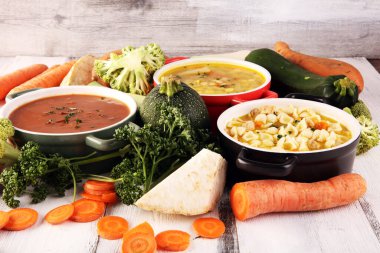 Dünya çapındaki mutfaklardan üç çorba, sağlıklı yiyecekler. Erişteli çorba, etli çorba ve kemik iliği köfteli çorba. Sağlıklı sebzeli tüm çorbalar.