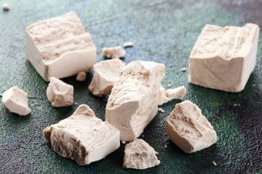 Kuru maya parçalandı ve masayı pişirmek için maya bloğu yapıldı.