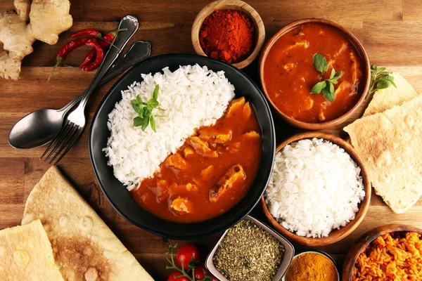 Κοτόπουλο Tikka Masala Πικάντικο Κάρυ Κρέας Κατσαρόλα Ρύζι Και Ψωμί — Φωτογραφία Αρχείου