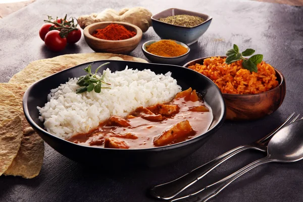 Κοτόπουλο Tikka Masala Πικάντικο Κάρυ Κρέας Κατσαρόλα Ρύζι Και Ψωμί — Φωτογραφία Αρχείου