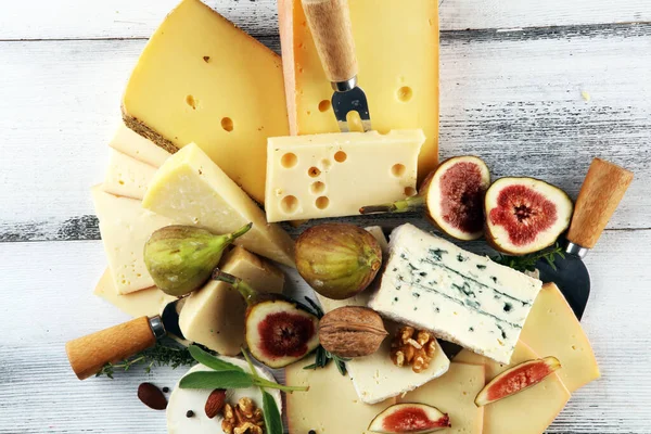 Ncirle Servis Edilen Peynir Tabağı Kırsal Masada Servis Edilen Çeşitli — Stok fotoğraf