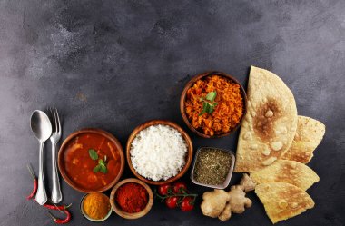 Tavuk tikka masala baharatlı körili et yemeği pilav ve naan ekmeği. Tavuk ve körili Hint yemeği.