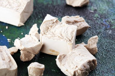 Kuru maya parçalandı ve masayı pişirmek için maya bloğu yapıldı.