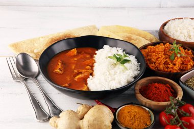 Tavuk tikka masala baharatlı körili et yemeği pilav ve naan ekmeği. Tavuk ve körili Hint yemeği.