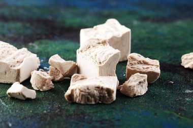 Kuru maya parçalandı ve masayı pişirmek için maya bloğu yapıldı.