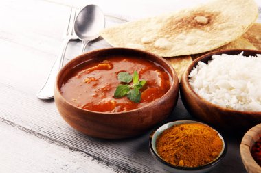 Tavuk tikka masala baharatlı körili et yemeği pilav ve naan ekmeği. Tavuk ve körili Hint yemeği.