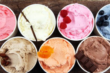 Taze yaban mersini, çilek, ahududu, çikolata ve vanilya aromalı çeşitli dondurma çeşitleri. Yaz ve Tatlı dondurma