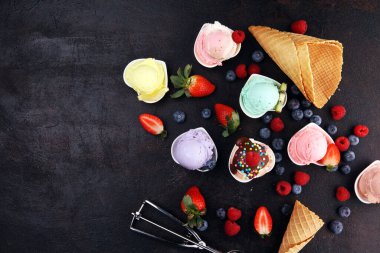Taze yaban mersini, çilek, kivi, limon ve vanilya aromalı çeşitli dondurma çeşitleri. Yaz ve Tatlı dondurma