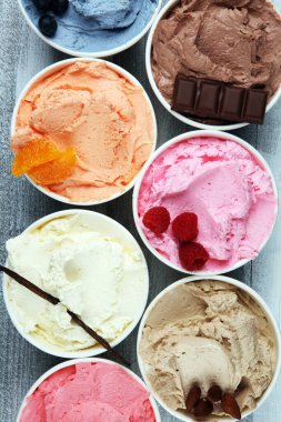 Taze yaban mersini, çilek, ahududu, çikolata ve vanilya aromalı çeşitli dondurma çeşitleri. Yaz ve Tatlı dondurma