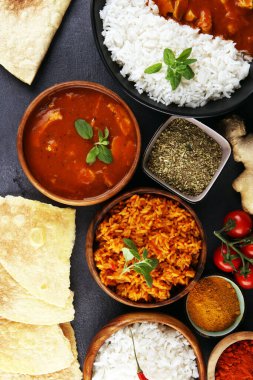 Tavuk tikka masala baharatlı körili et yemeği pilav ve naan ekmeği. Tavuk ve körili Hint yemeği.