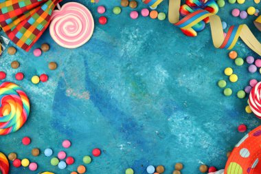 Üzerinde flamalar, konfeti ve diğer parti aksesuarları olan şekerler. Renkli karnaval ya da doğum günü geçmişi