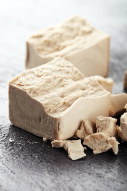 Kuru maya parçalandı ve masayı pişirmek için maya bloğu yapıldı.