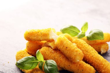 Masada fesleğenli peynirli mozzarella peyniri.