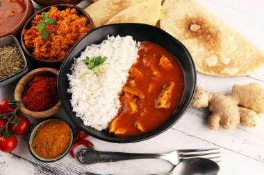 Tavuk tikka masala baharatlı körili et yemeği pilav ve naan ekmeği. Tavuk ve körili Hint yemeği.
