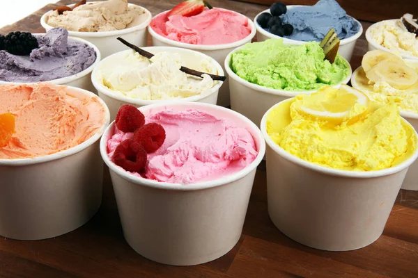 各种雪糕味的新鲜蓝莓 猕猴桃 香草设置在乡村背景 夏天和甜冰淇淋 — 图库照片
