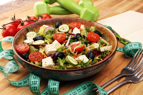 Ensalada Fresca Auténtica Una Taza Piedra Con Pesas Equipo Ejercicio —  Fotos de Stock