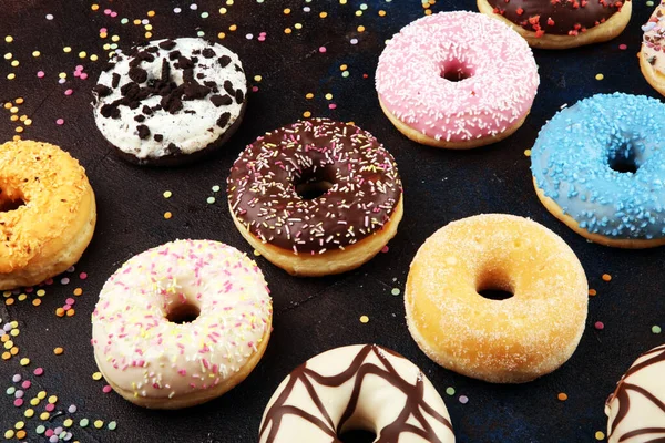 Beignets Assortis Avec Chocolat Givré Rose Glacé Saupoudrer Beignets Concept — Photo