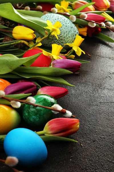 Œufs Pâques Tulipes Jonquilles Sur Fond Rustique Décoration Printanière Pour — Photo