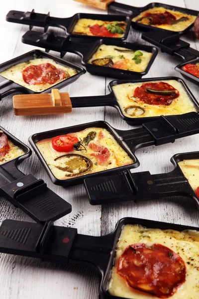Ízletes Hagyományos Svájci Olvadt Raclette Sajt Kockázott Főtt Vagy Sült — Stock Fotó