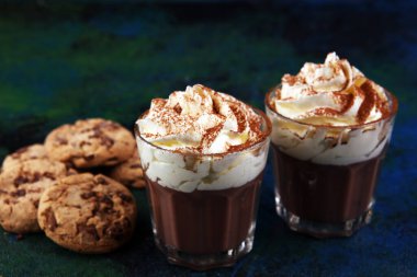 Kakaolu sıcak çikolata ve kremalı çikolatalı kurabiye.