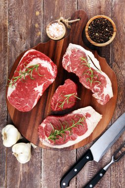 Biftek ham. Barbekü kaburga eti, yaşlı Wagyu ekşili kuru. Çeşitli ham Kara Angus Başbakan eti biftek pala, Striploin, kaburga, bonfile fileto mignon