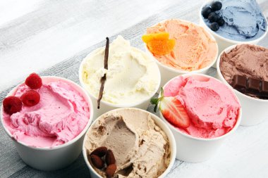 Taze yaban mersini, çilek, ahududu, çikolata ve vanilya aromalı çeşitli dondurma çeşitleri. Yaz ve Tatlı dondurma