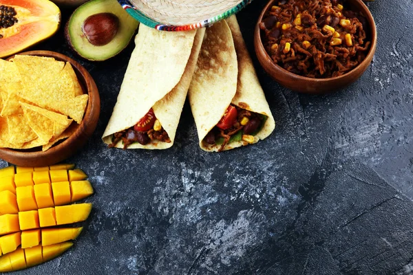 Mistura Comida Mexicana Cores Coloridas Sombrero Comida Mexicana Com Tortilhas — Fotografia de Stock