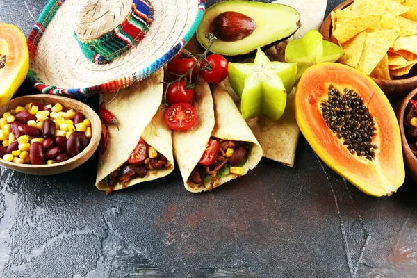 Meksykańska Mieszanka Żywności Kolorowe Kolory Sombrero Meksykańskie Jedzenie Tacos Tortillas — Zdjęcie stockowe