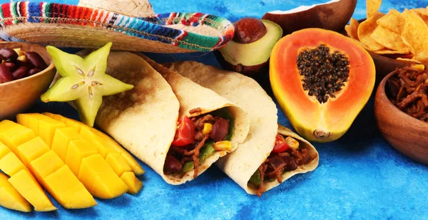 Mistura Comida Mexicana Cores Coloridas Sombrero Comida Mexicana Com Tortilhas — Fotografia de Stock