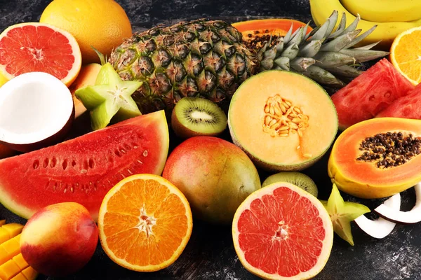 Fondo Frutas Tropicales Muchas Frutas Tropicales Maduras Coloridas Mesa Rústica — Foto de Stock