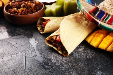 Renkli Meksika yemeği karışımı. Meksika yemeği ve tacolu tortilla.