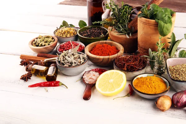 Gewürze Und Kräuter Auf Dem Tisch Lebensmittel Und Kulinarische Zutaten — Stockfoto