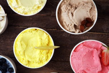 Taze yaban mersini, çilek, kivi, limon ve vanilya aromalı çeşitli dondurma çeşitleri. Yaz ve Tatlı dondurma