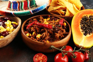 Acılı biberli makarna. Meksika yemekleri lezzetli ve sombrero ile baharatlı.