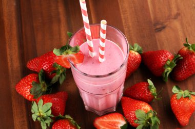 Bir bardak taze çilekli süt, smoothie veya milkshake ve taze çilek. Sulu meyveli sağlıklı yiyecek ve içecek konsepti 