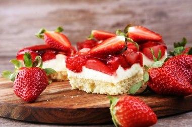 çilekli pasta ve birçok taze çilek