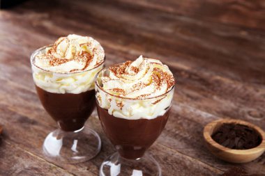 Kaliteli arka planda krem şantili sıcak çikolata, seçici odak