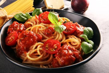 Lezzetli iştah açıcı klasik İtalyan spagettisi domates soslu makarna, peynirli parmesan ve malzemeli fesleğen.