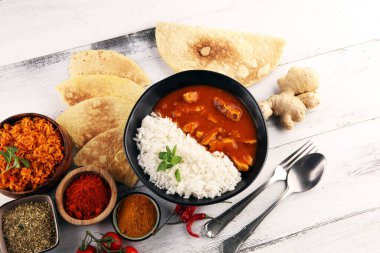 Tavuk tikka masala baharatlı körili et yemeği pilav ve naan ekmeği. Tavuk ve körili Hint yemeği.