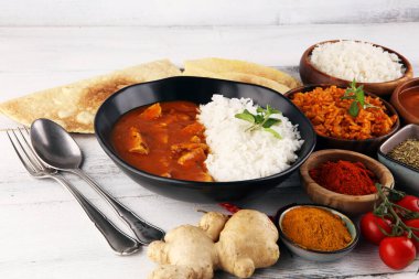 Tavuk tikka masala baharatlı körili et yemeği pilav ve naan ekmeği. Tavuk ve körili Hint yemeği.